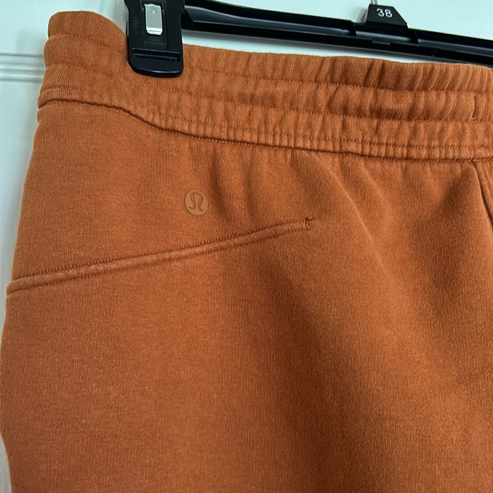 Lululemon cinnamon color fleece lined short pants/ 2 side pockets. No noted flaw - Picture 5 of 8